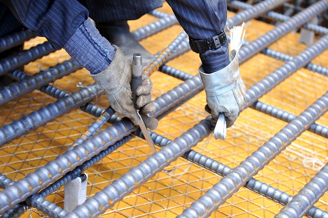 男性鉄筋両手で持つ