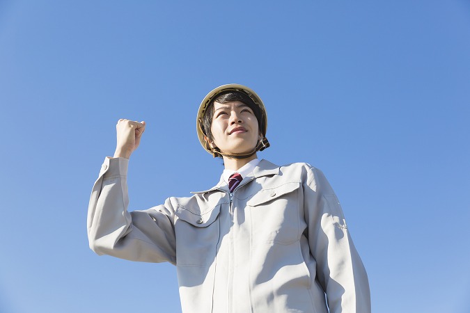 ガッツポーズの男性と空